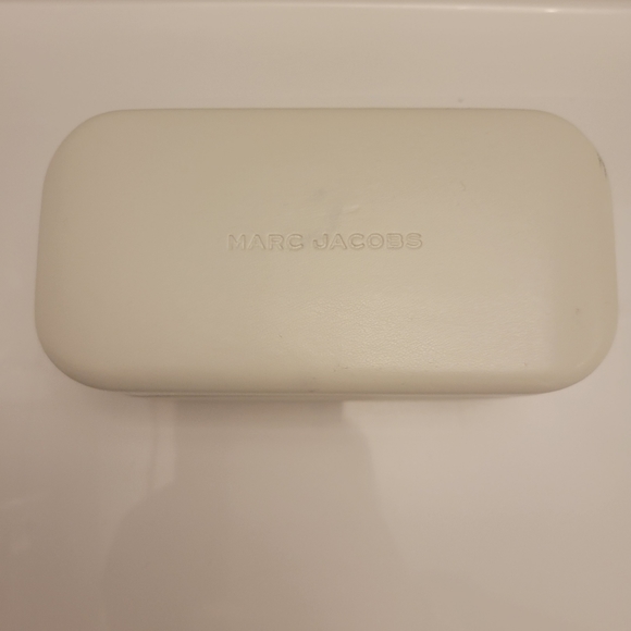 Marc Jacobs Accessories - Marc Jacobs Sunglasses Case White 😎